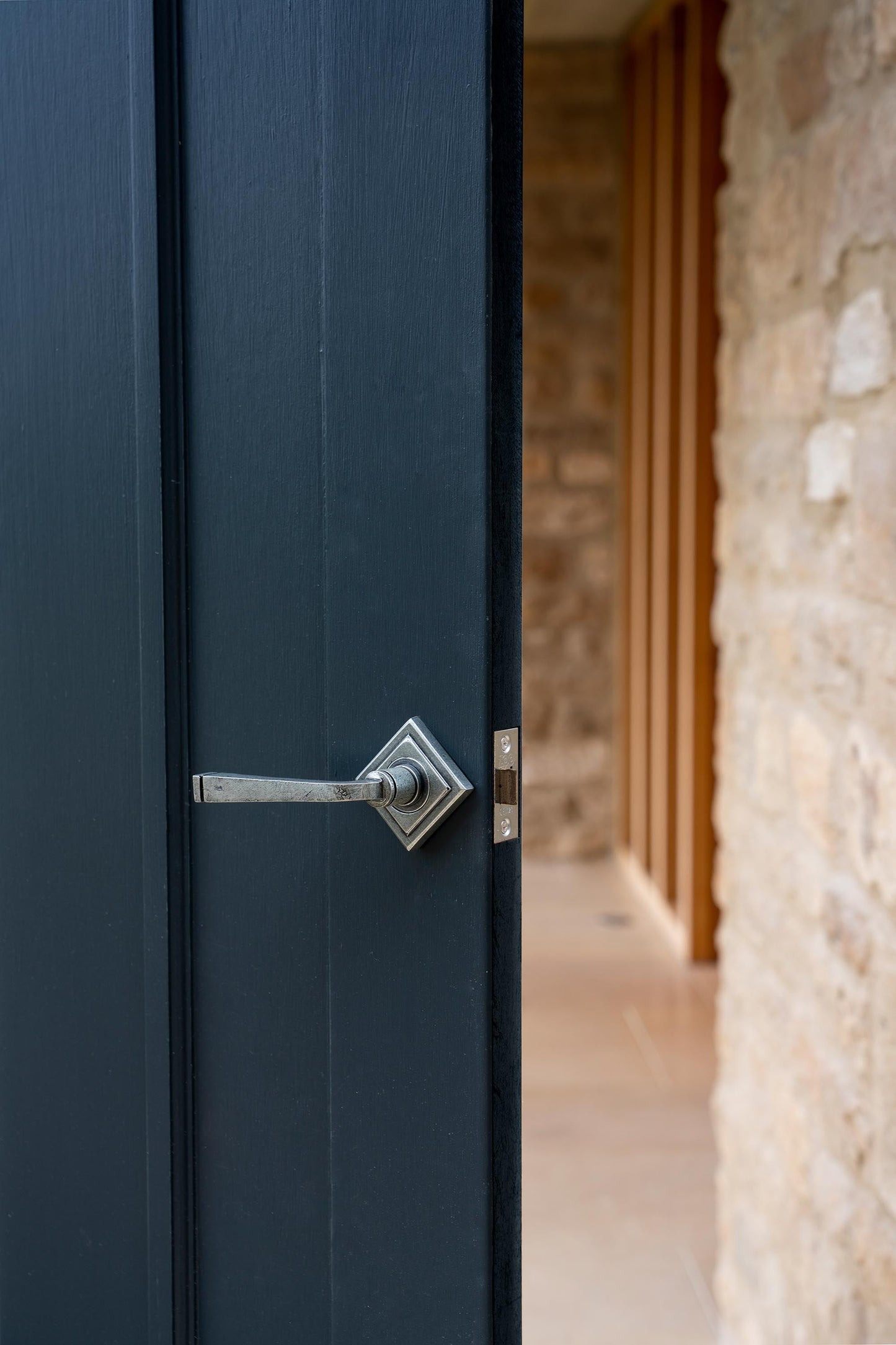 From The Anvil Avon Round Lever On Rose Set (Sprung)