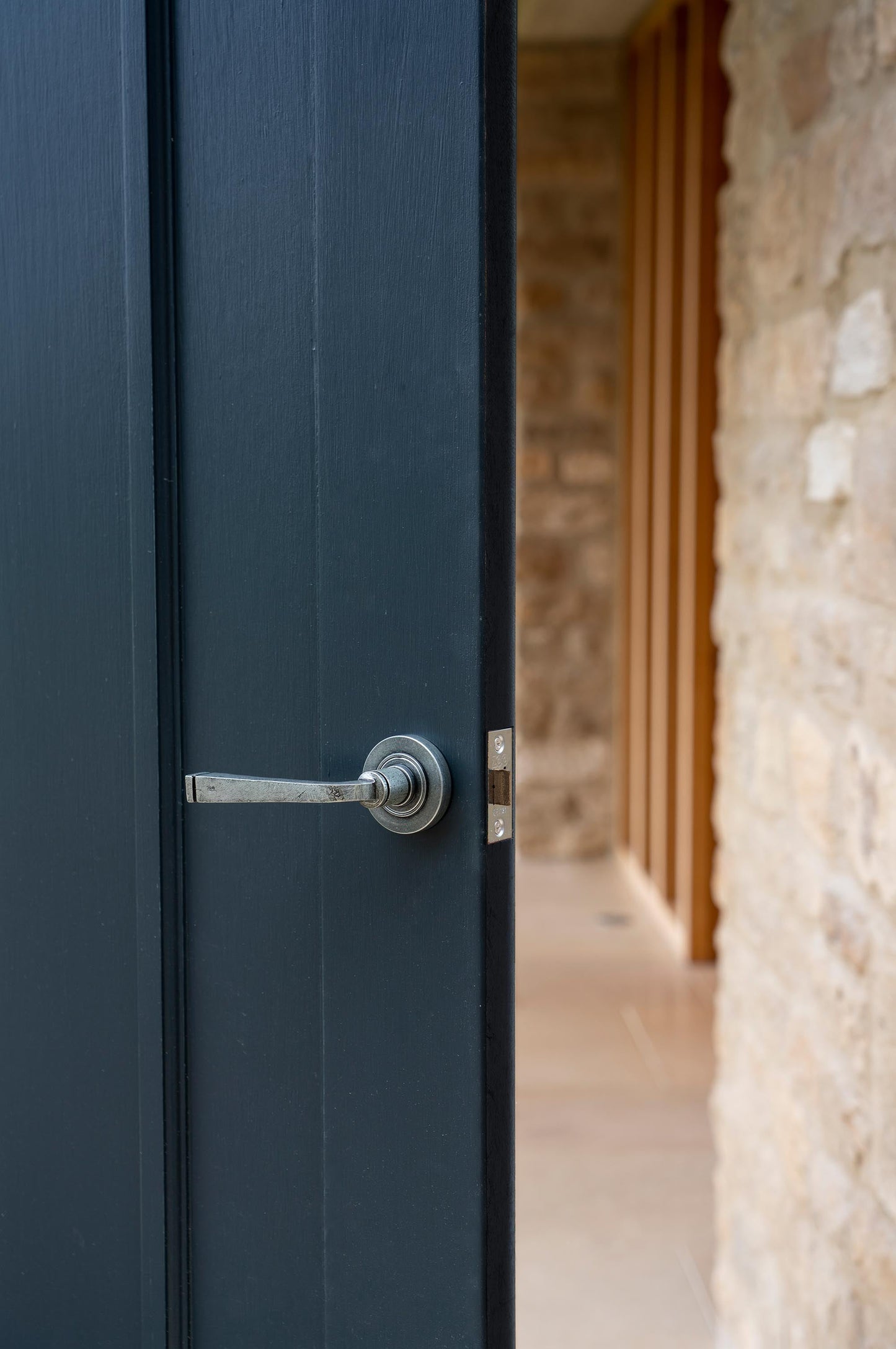 From The Anvil Avon Round Lever On Rose Set (Unsprung)